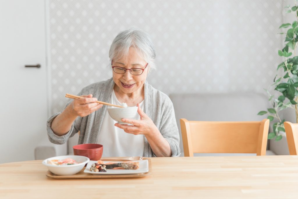 糖尿病の予防効果が期待される。いつまでも楽しく食事をする様子