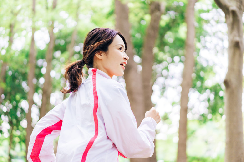 元気にランニングをする女性