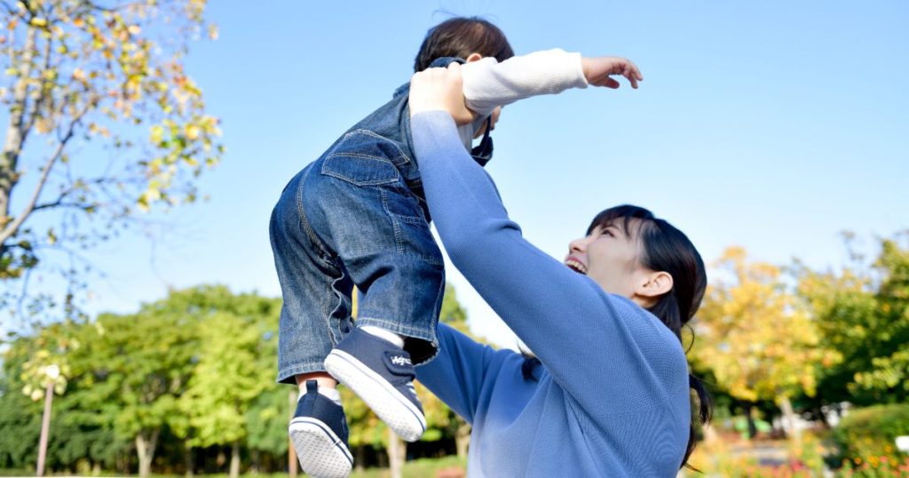 母親が子供を高い高いしている様子